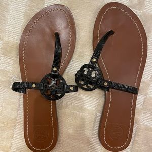 Tory Burch | MINI MILLER FLAT THONG SANDAL - BLACK, Size: 8